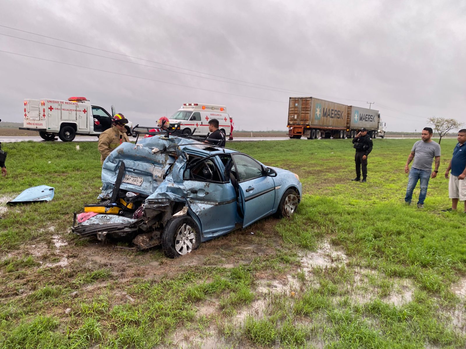 Tráiler causa tragedia al impactar por alcance a vehículo compacto en Estación Manuel