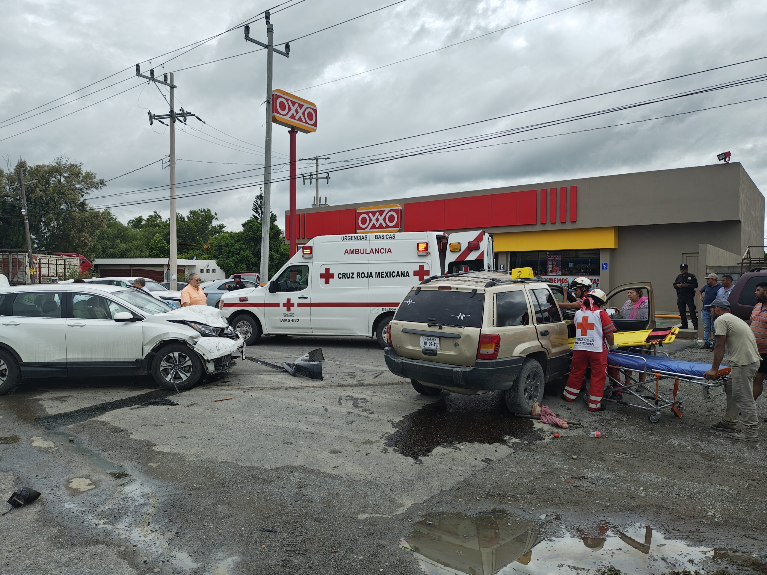 Encontronazo en la Victoria a Monterrey arroja múltiples lesionados y vehículos desechos