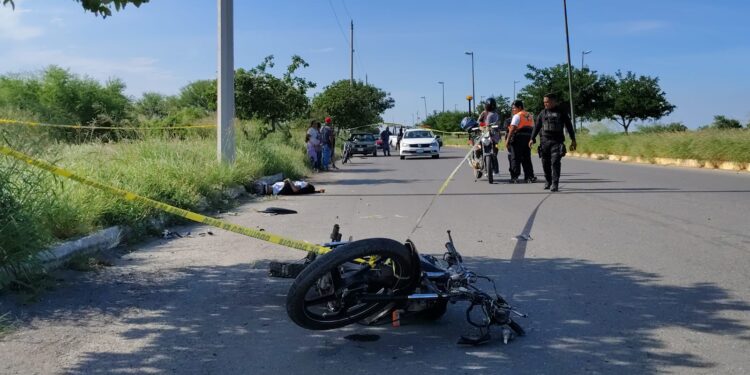 Joven motociclista muere al chocar contra poste en avenida de Ciudad Victoria