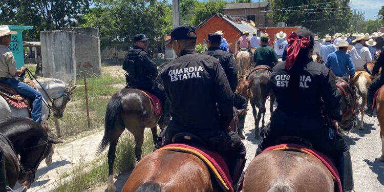 Agrupamiento montado de la Guardia Estatal participa en cabalgata de Padilla