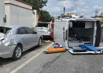 Ambulancia omite semáforo, vuelca y choca contra más vehículos en Nuevo Laredo
