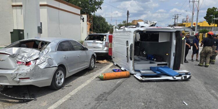 Ambulancia omite semáforo, vuelca y choca contra más vehículos en Nuevo Laredo