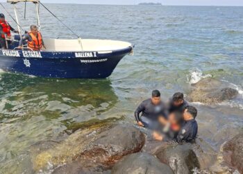 Autoridades salvan a masculino que intentó acabar con su vida al saltar al mar en Veracruz