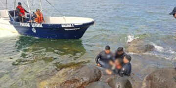 Autoridades salvan a masculino que intentó acabar con su vida al saltar al mar en Veracruz