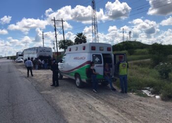 Regias chocan contra autobús de trabajadores que regresaban de los Estados Unidos para el sur de México